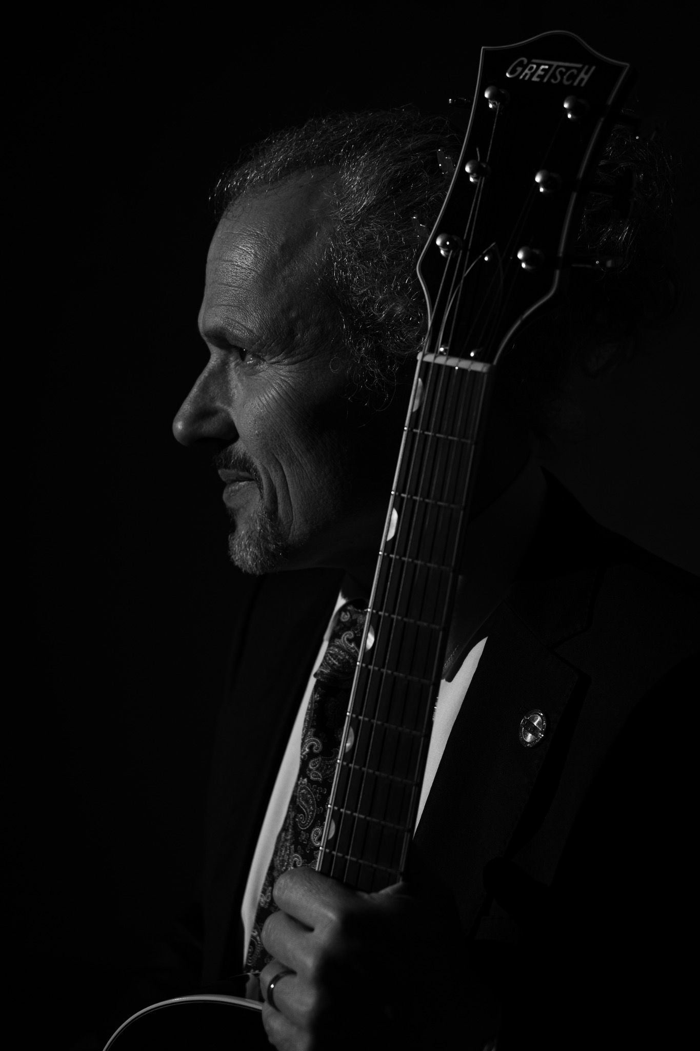 Alexander Sieber mit Gretsch-Gitarre – Porträt 2026